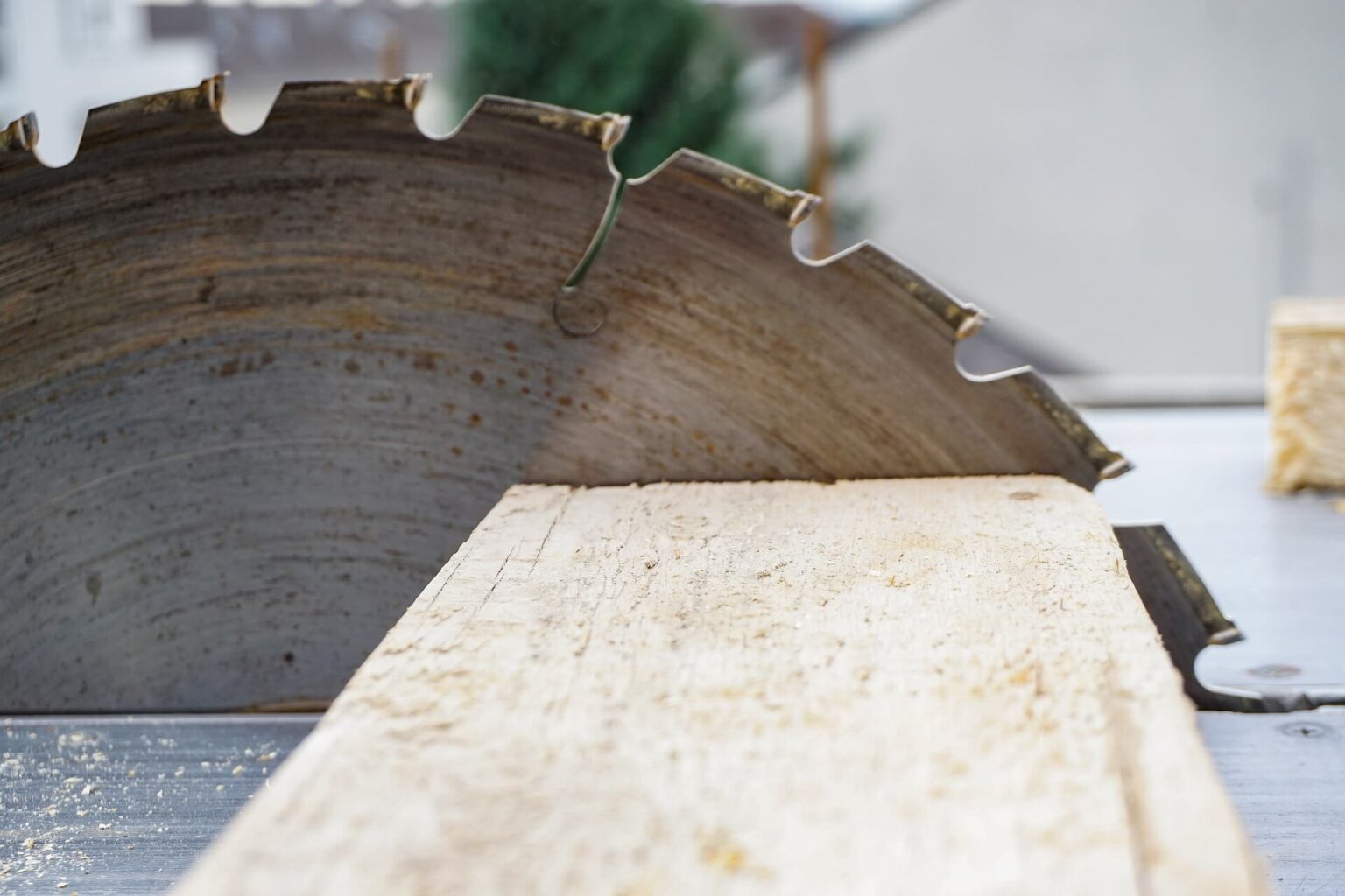 POS-Displays Herstellung Holz und Kreissäge