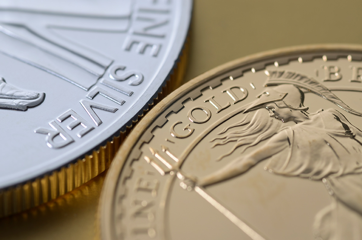 Zwei Münzen in Silber und Gold als Symbol für veredelte Werbeaufsteller
