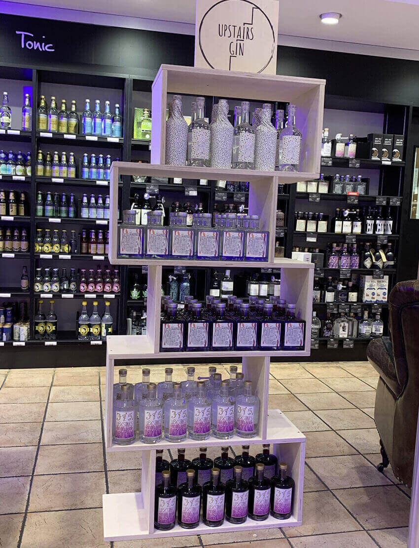 Bodendisplay aus Pappelsperrholz für Marke "Upstairs Gin" bestückt im Verkaufsraum